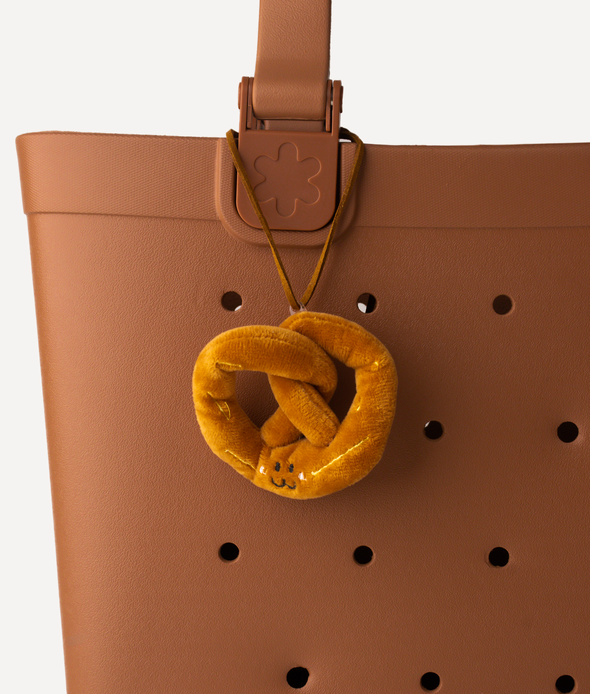 PRETZEL PLUSH LONG CHARM